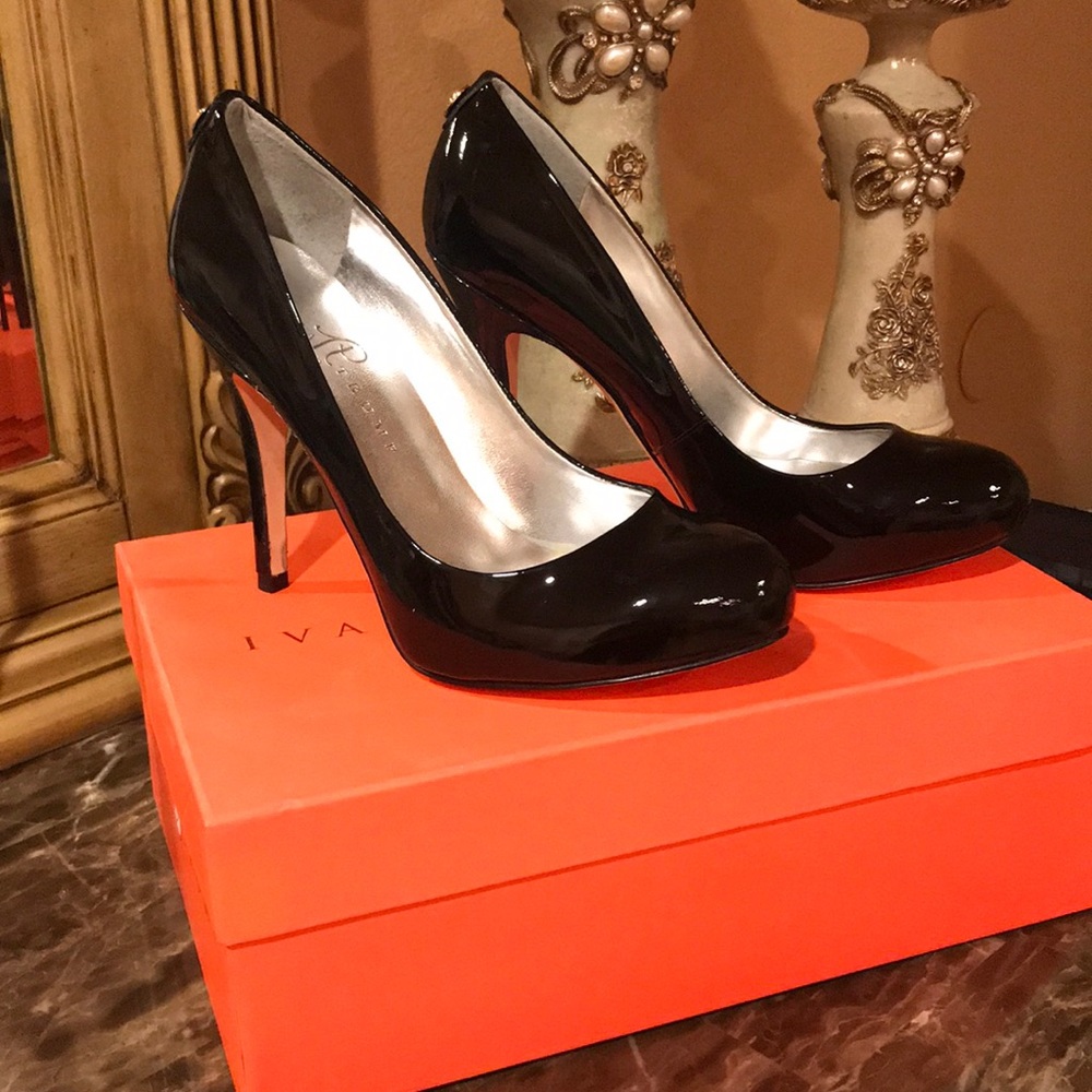 Ivanka Trump black heels.